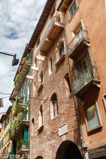 Julias Haus von aussen  Verona Veneto Italien by Peter Ehlert in Verona Weekend mit Opernaufführung