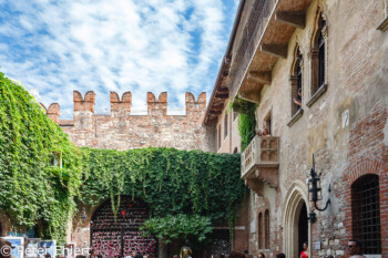 Innenhof  Verona Veneto Italien by Peter Ehlert in Verona Weekend mit Opernaufführung