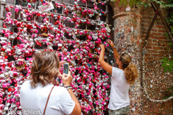 Paar hängt Schloß auf  Verona Veneto Italien by Peter Ehlert in Verona Weekend mit Opernaufführung