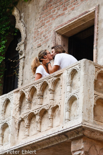 Paar auf Julias Balkon  Verona Veneto Italien by Peter Ehlert in Verona Weekend mit Opernaufführung