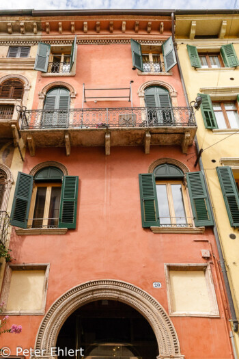 Häuserfront mit Balkon  Verona Veneto Italien by Peter Ehlert in Verona Weekend mit Opernaufführung