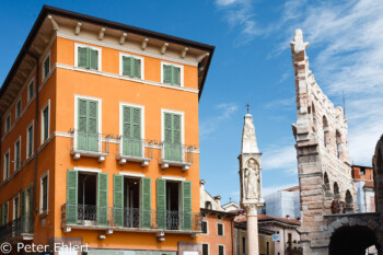 Aussenmauer und Stadthaus  Verona Veneto Italien by Peter Ehlert in Verona Weekend mit Opernaufführung