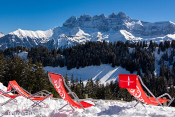 Liegestüle vor Massiv du Chablais  Champéry Valais Schweiz by Peter Ehlert in Skigebiet Portes du Soleil