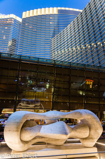 Skulptur vor Eingang  Las Vegas Nevada  by Peter Ehlert in Las Vegas Stadt und Hotels