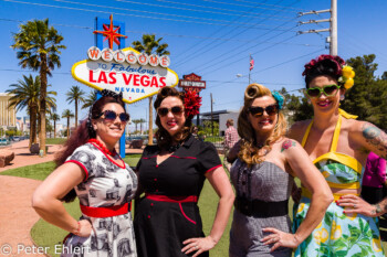 Pettycoat Girls am Sign  Las Vegas Nevada USA by Peter Ehlert in Las Vegas Stadt und Hotels