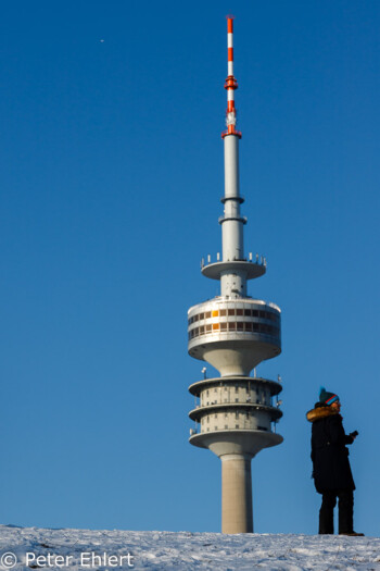 Turm und Frau  München Bayern Deutschland by Peter Ehlert in Olympiapark im Winter