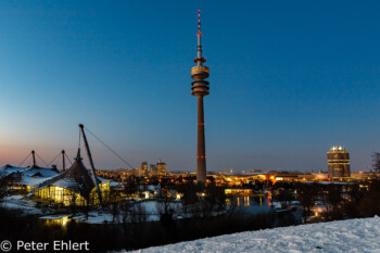 Schwimmhalle, Turm und BMW Gebäude  München Bayern Deutschland by Peter Ehlert in Olympiapark im Winter