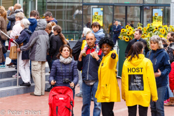 Kassenschlange und Guides  Amsterdam Noord-Holland Niederlande by Peter Ehlert in Amsterdam Trip