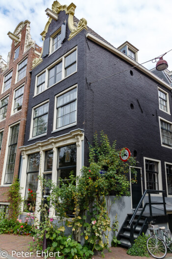 Haus mit grünem Eingang  Amsterdam Noord-Holland Niederlande by Peter Ehlert in Amsterdam Trip