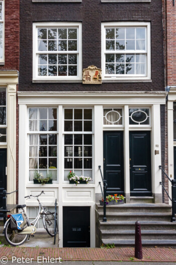 Hausfassade mit Wappen  Amsterdam Noord-Holland Niederlande by Lara Ehlert in Amsterdam Trip