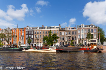 Häuserfront mit Hausbooten  Amsterdam Noord-Holland Niederlande by Peter Ehlert in Amsterdam Trip