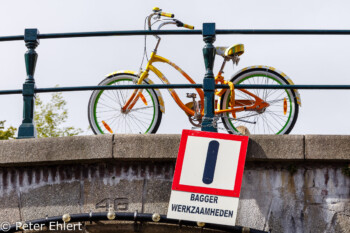 Fahrad an Brücke  Amsterdam Noord-Holland Niederlande by Peter Ehlert in Amsterdam Trip