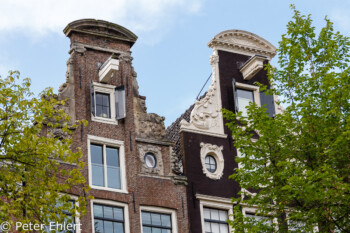 Giebel mit Transporthaken  Amsterdam Noord-Holland Niederlande by Peter Ehlert in Amsterdam Trip