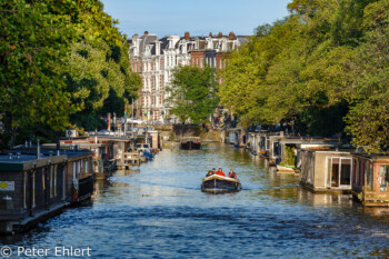 Gracht mit Hausbooten  Amsterdam Noord-Holland Niederlande by Peter Ehlert in Amsterdam Trip