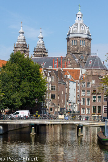 Brücke mit Sint Nicolaaskerk   Amsterdam Noord-Holland Niederlande by Peter Ehlert in Amsterdam Trip