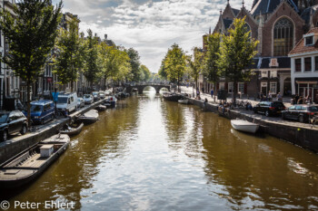 Gracht mit Brücke  Amsterdam Noord-Holland Niederlande by Peter Ehlert in Amsterdam Trip