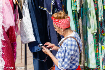 Käufer mit Smartphone Flohmarkt  Amsterdam Noord-Holland Niederlande by Peter Ehlert in Amsterdam Trip