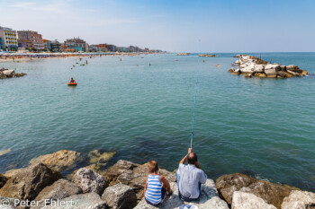 Angler mit Sohn  Igea Marina Emilia-Romagna Italien by Peter Ehlert in Wellnessurlaub in Bellaria-Igea Marina