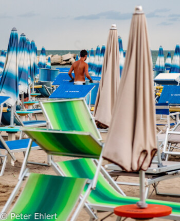 Ausrichen der Liegen und Schirme  Igea Marina Emilia-Romagna Italien by Peter Ehlert in Wellnessurlaub in Bellaria-Igea Marina