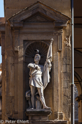 Statue an Hauswand  Firenze Toscana Italien by Peter Ehlert in Florenz - Wiege der Renaissance