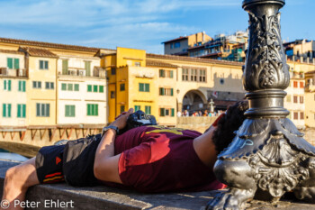 Schlafender Fotograf an Laterne  Firenze Toscana Italien by Peter Ehlert in Florenz - Wiege der Renaissance