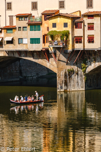 Boot vor Ponte Vecchio  Firenze Toscana Italien by Peter Ehlert in Florenz - Wiege der Renaissance