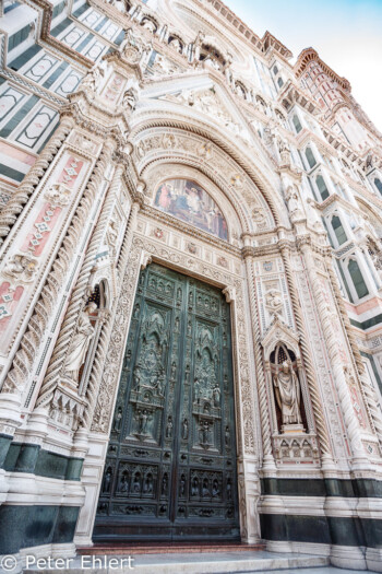 Tür in Westfassade von Santa Maria del Fiore  Firenze Toscana Italien by Peter Ehlert in Florenz - Wiege der Renaissance