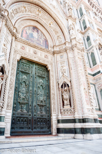 Tür in Westfassade von Santa Maria del Fiore  Firenze Toscana Italien by Peter Ehlert in Florenz - Wiege der Renaissance