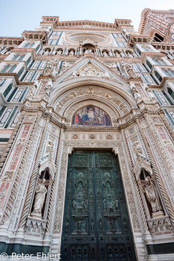 Tür in Westfassade von Santa Maria del Fiore  Firenze Toscana Italien by Peter Ehlert in Florenz - Wiege der Renaissance