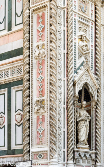 Figur in Westfassade von Santa Maria del Fiore  Firenze Toscana Italien by Peter Ehlert in Florenz - Wiege der Renaissance