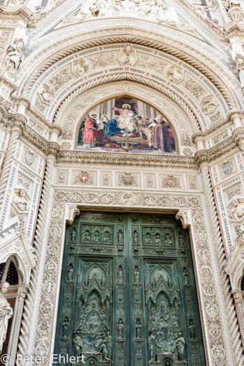 Tür in Westfassade von Santa Maria del Fiore  Firenze Toscana Italien by Peter Ehlert in Florenz - Wiege der Renaissance