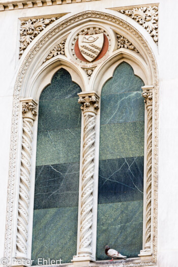 Angedeutetes Fenster in Westfassade von Santa Maria del Fiore  Firenze Toscana Italien by Peter Ehlert in Florenz - Wiege der Renaissance
