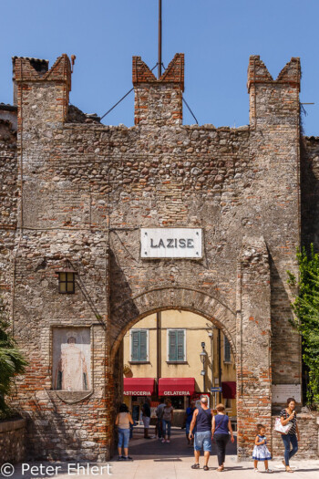 Stadttor  Lazise Veneto Italien by Peter Ehlert in Lazise am Gardasee