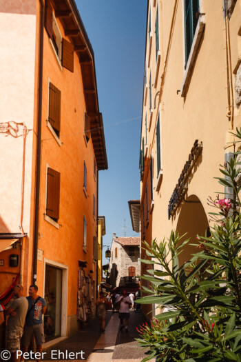 Gasse  Lazise Veneto Italien by Peter Ehlert in Lazise am Gardasee