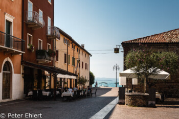 Seitengasse mit Seeblick  Lazise Veneto Italien by Peter Ehlert in Lazise am Gardasee