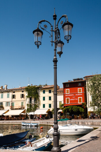 Laterne im Hafen  Lazise Veneto Italien by Peter Ehlert in Lazise am Gardasee