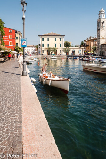 Boot bei Hafenausfahrt mit Hund  Lazise Veneto Italien by Peter Ehlert in Lazise am Gardasee
