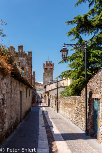 Stadtmauer mit Laterne  Lazise Veneto Italien by Peter Ehlert in Lazise am Gardasee