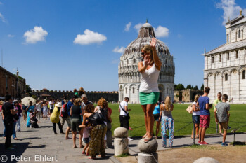 Toristin hält schiefen Turm  Pisa Toscana Italien by Peter Ehlert in Abstecher nach Pisa