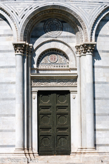 Tür an Battistero di San Giovanni  Pisa Toscana Italien by Peter Ehlert in Abstecher nach Pisa