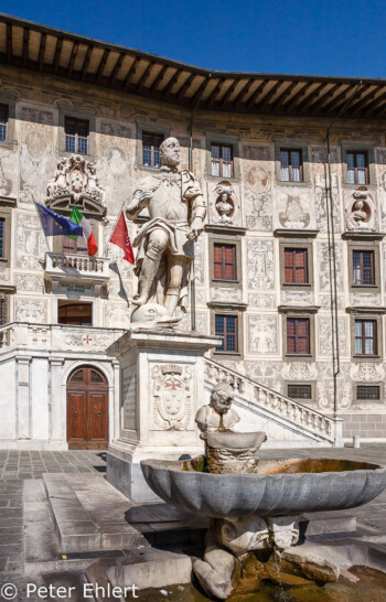 Statue und Brunnen vor Scuola Normale Superiore di Pisa  Pisa Toscana Italien by Peter Ehlert in Abstecher nach Pisa