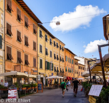 Häuserfront  Pisa Toscana Italien by Peter Ehlert in Abstecher nach Pisa