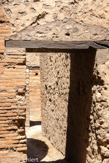 Türsturz aus Holz  Pompei Campania Italien by Peter Ehlert in Pompeii und Neapel