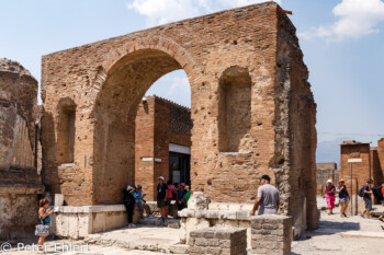 Arco di Druso  Pompei Campania Italien by Peter Ehlert in Pompeii und Neapel
