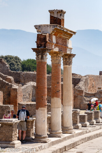 Vor dem Macellum  Pompei Campania Italien by Peter Ehlert in Pompeii und Neapel