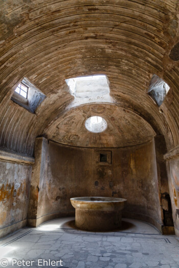 Calidarium mit labrum aus Marmor  Pompei Campania Italien by Peter Ehlert in Pompeii und Neapel