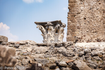 Säulenspitze  Pompei Campania Italien by Peter Ehlert in Pompeii und Neapel