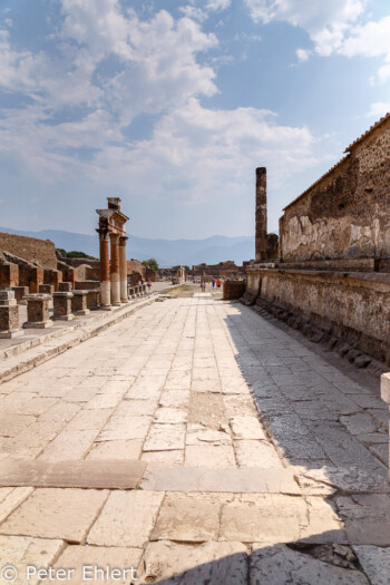 Zwischen Vespasiantempel und Heiligtum der Laren  Pompei Campania Italien by Peter Ehlert in Pompeii und Neapel