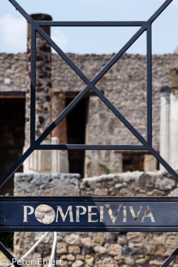 Tür mit Inschrift  Pompei Campania Italien by Peter Ehlert in Pompeii und Neapel