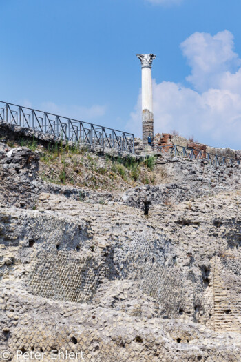 Einzelne Säule   Pompei Campania Italien by Peter Ehlert in Pompeii und Neapel